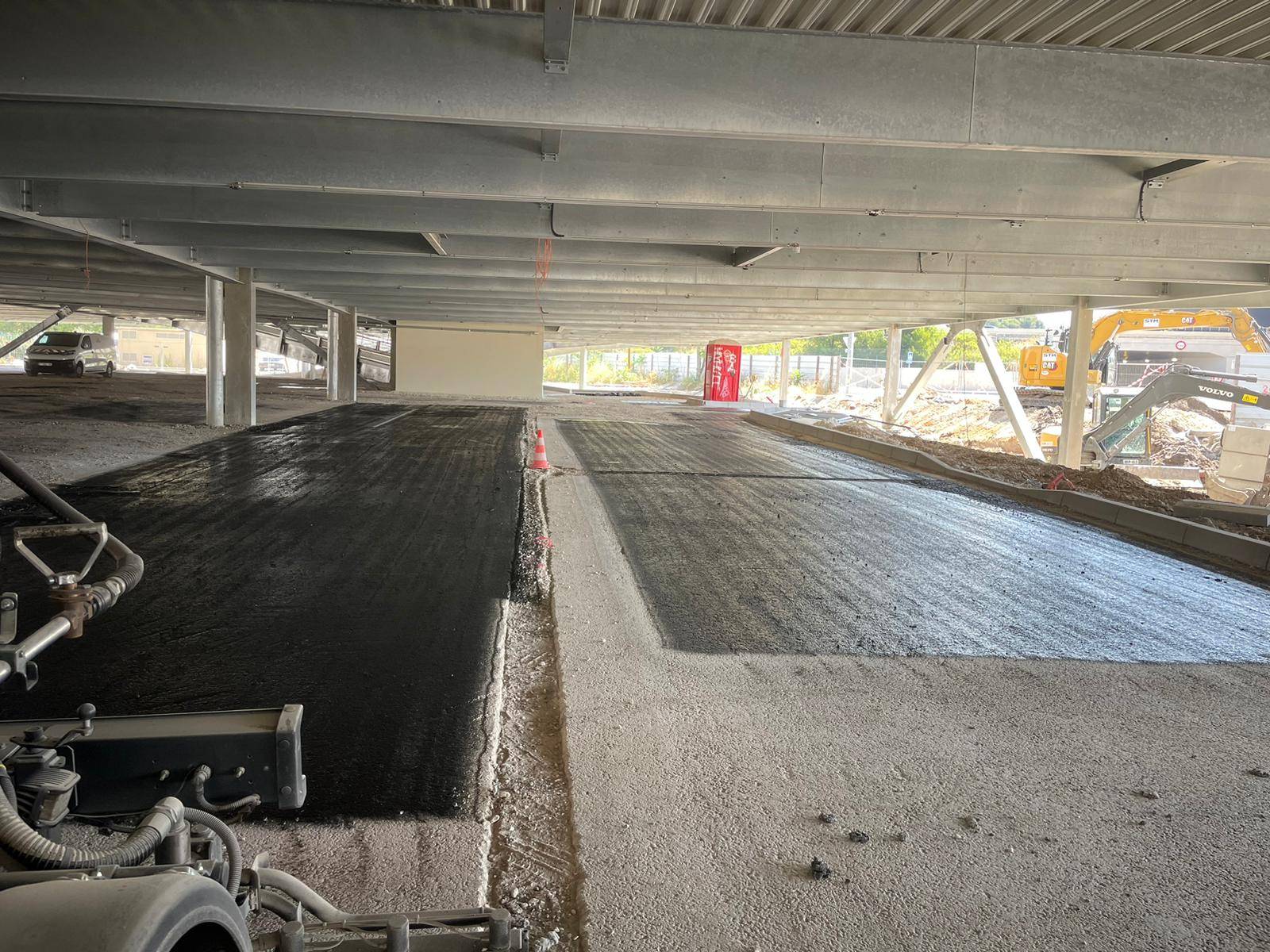 application d'émulsion de bitume par répandeuse dans le 13