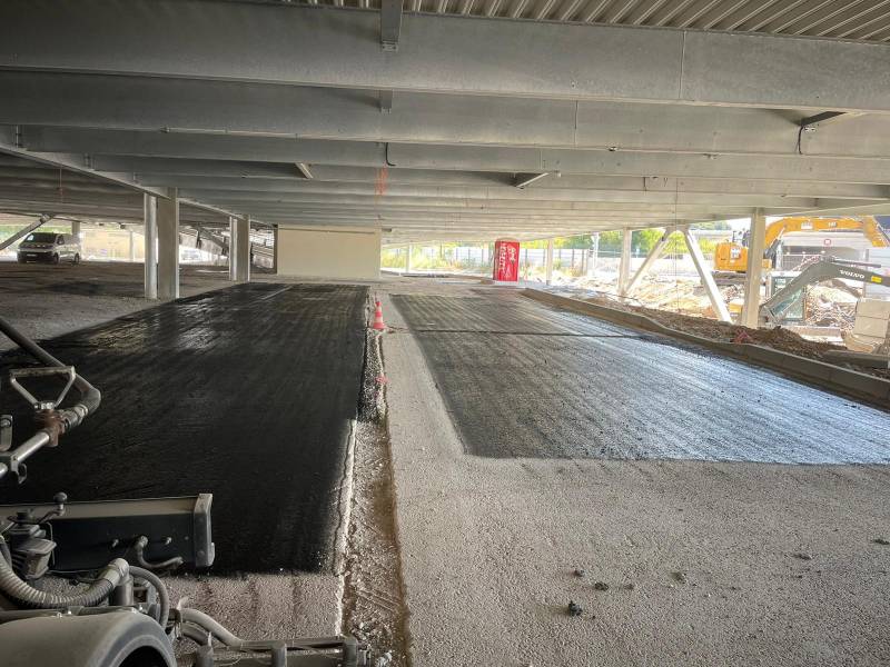 Quel est l’intérêt d’une couche d’accrochage en émulsion de bitume dans les travaux de voirie ?