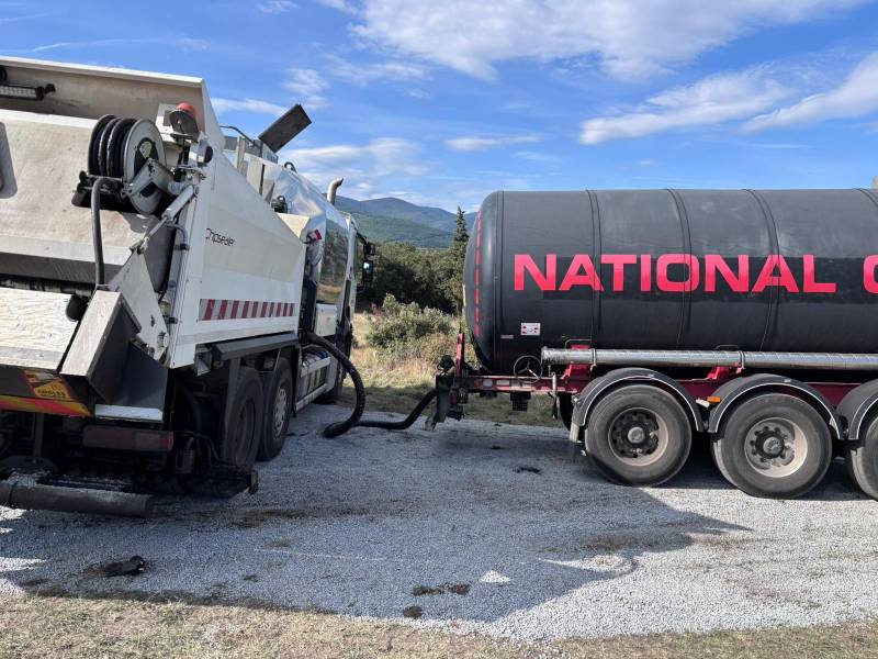 Citerne de 20 000 litres d'émulsion de bitume sur chantier pour chargement des camions pata et répandeuse