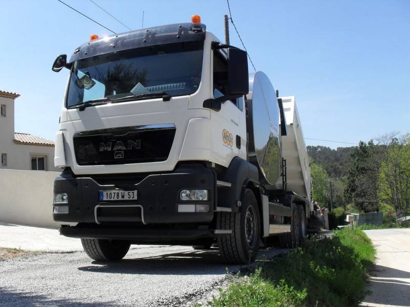 Location d'engins TP avec chauffeur pour terrassement et travaux enrobé parking
