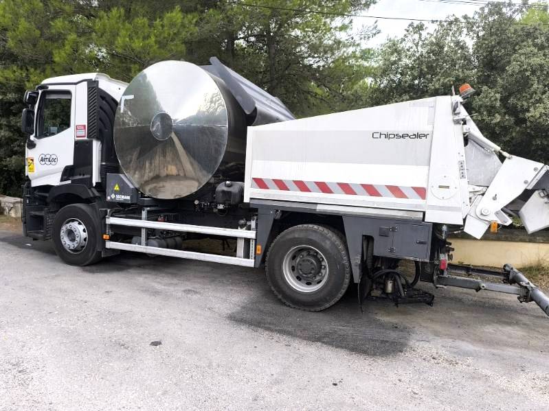 Bi-répandeur  16 tonnes pour travaux de goudronnage dans le 13